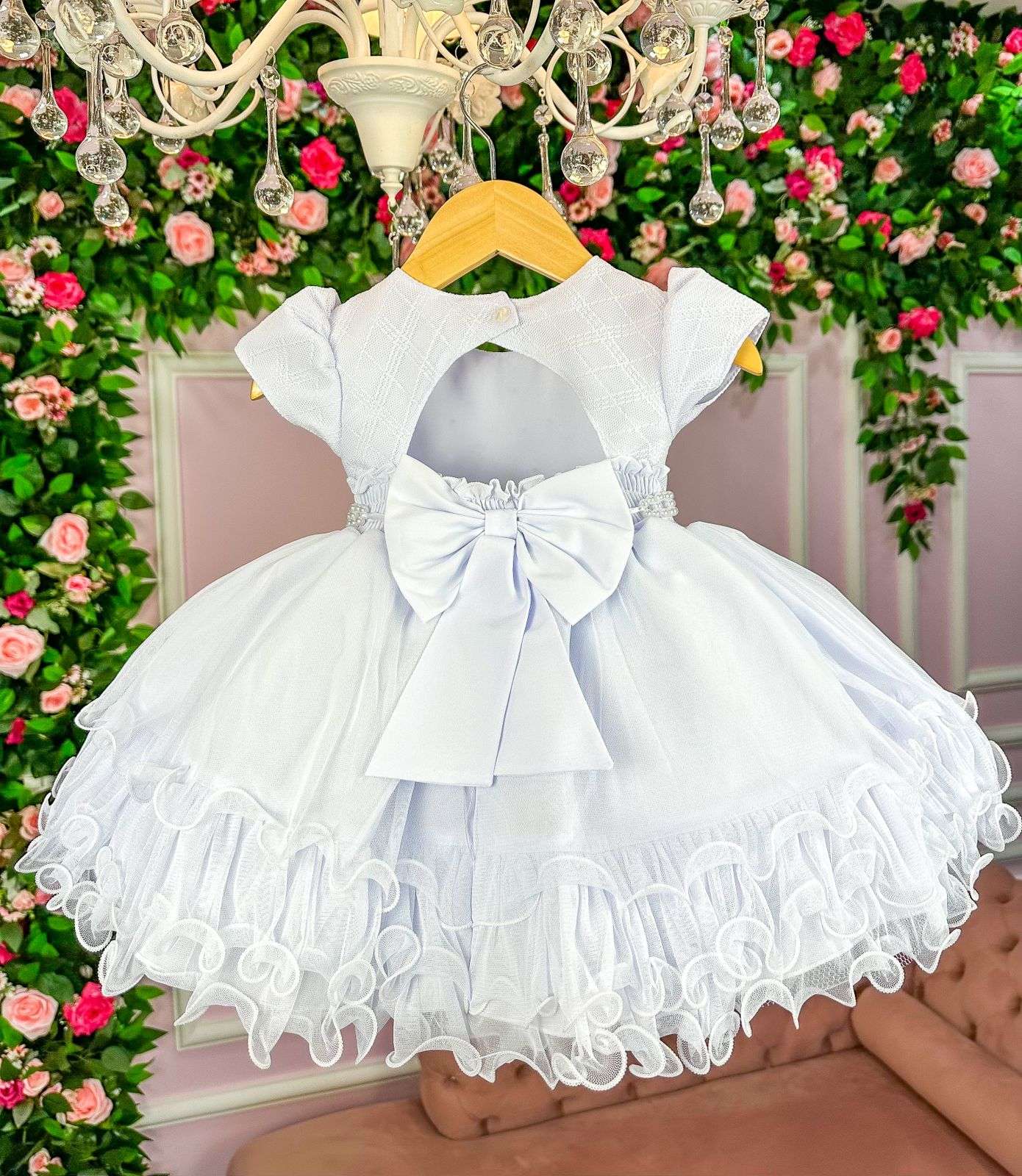 Vestido Infantil Branco em Tecido Misto com Pérolas Laço nas Costas para Festa de Aniversário