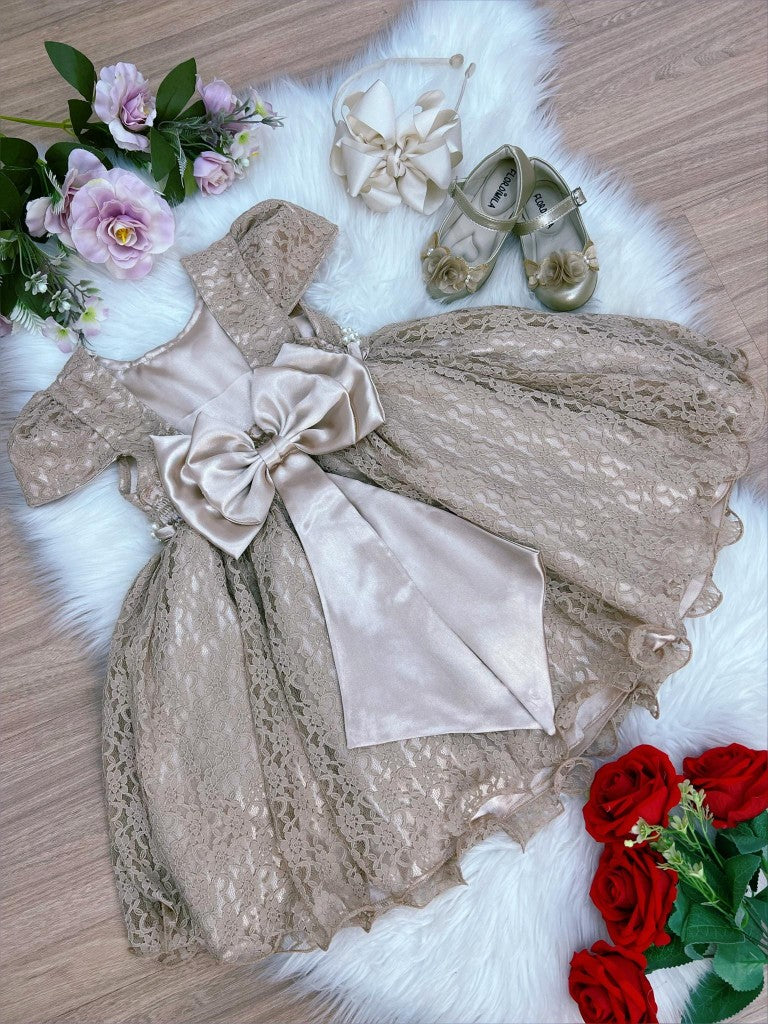 Vestido Infantil Dourado em Renda com Pérolas e Brilho Luxuoso
