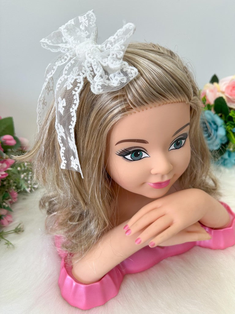 Laço Infantil Branco em Renda com Bico de Pato e Detalhes Elegantes para Daminhas