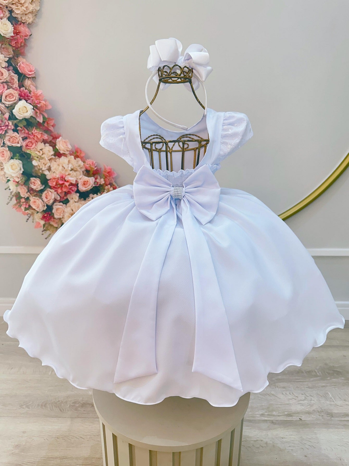 Vestido Infantil Branco em Renda com Cinto de Pérolas e Saia Rodada para Daminhas