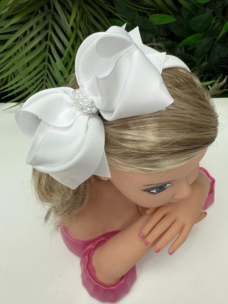 Tiara Infantil Branca em Cetim com Pérolas Aplicadas para Daminhas