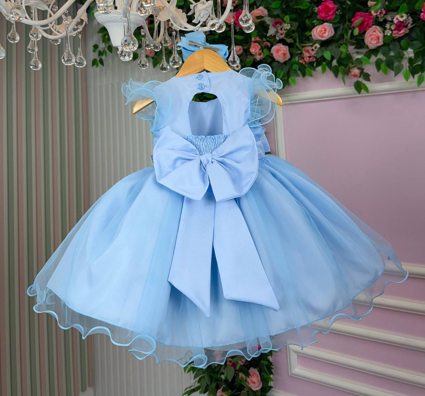 Vestido Infantil Azul Bebê em Tafetá com Gola Redonda e Saia Rodada para Festa de Aniversário