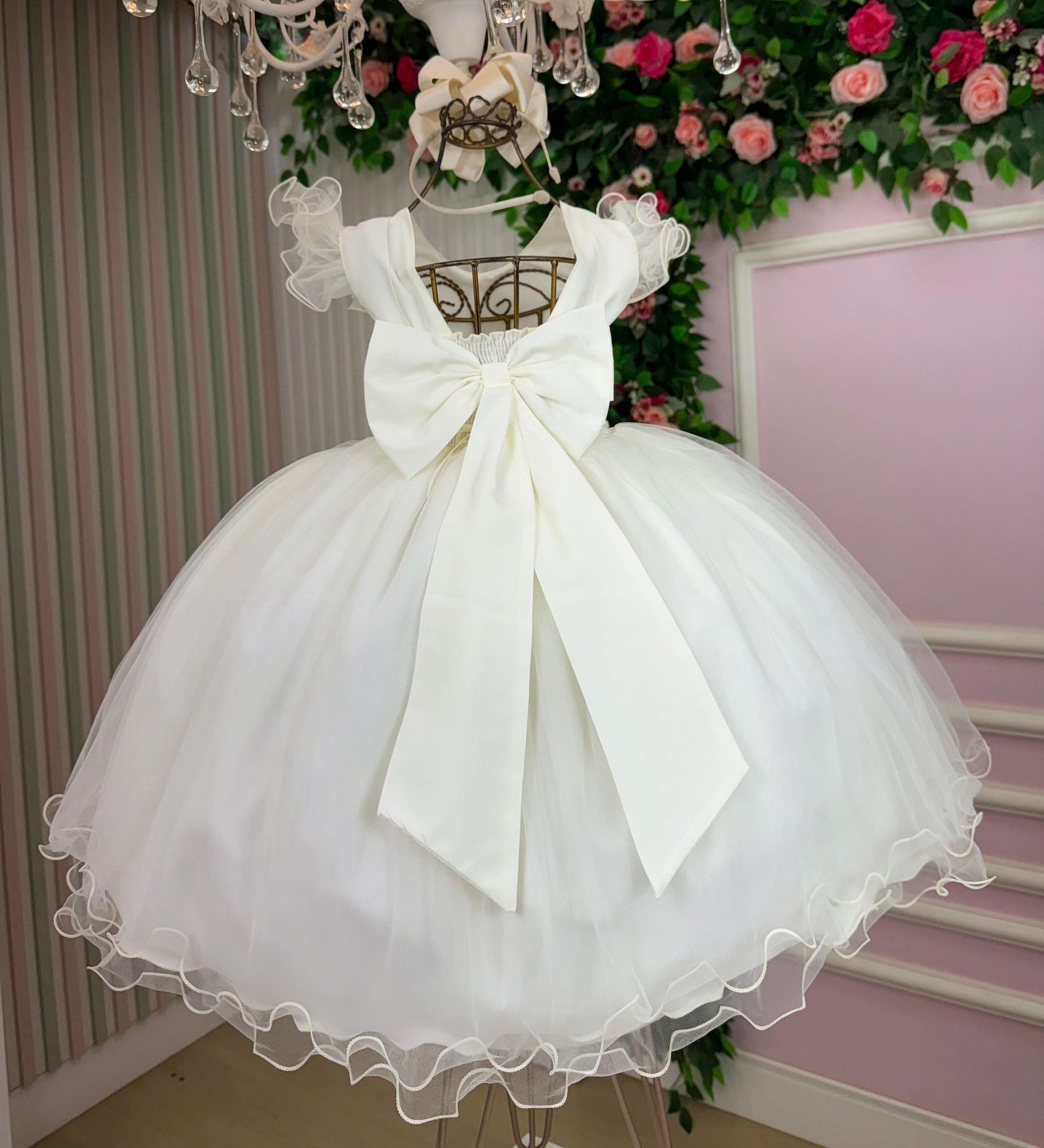 Vestido Infantil Off em Tafetá com Gola Redonda e Caimento Sofisticado para Festa de Aniversário