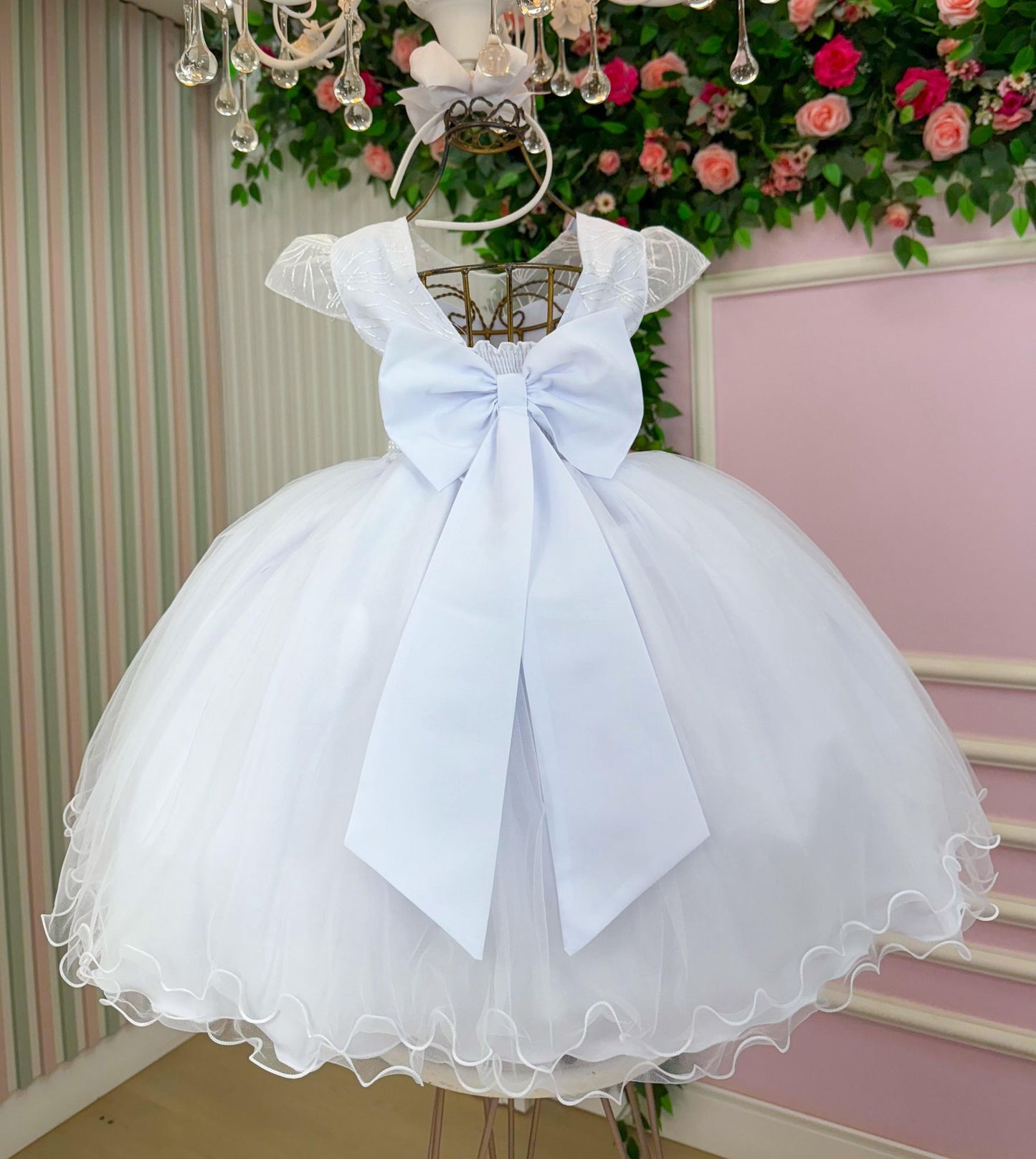 Vestido Infantil Branco em Tafetá com Gola Redonda e Saia Rodada para Daminhas