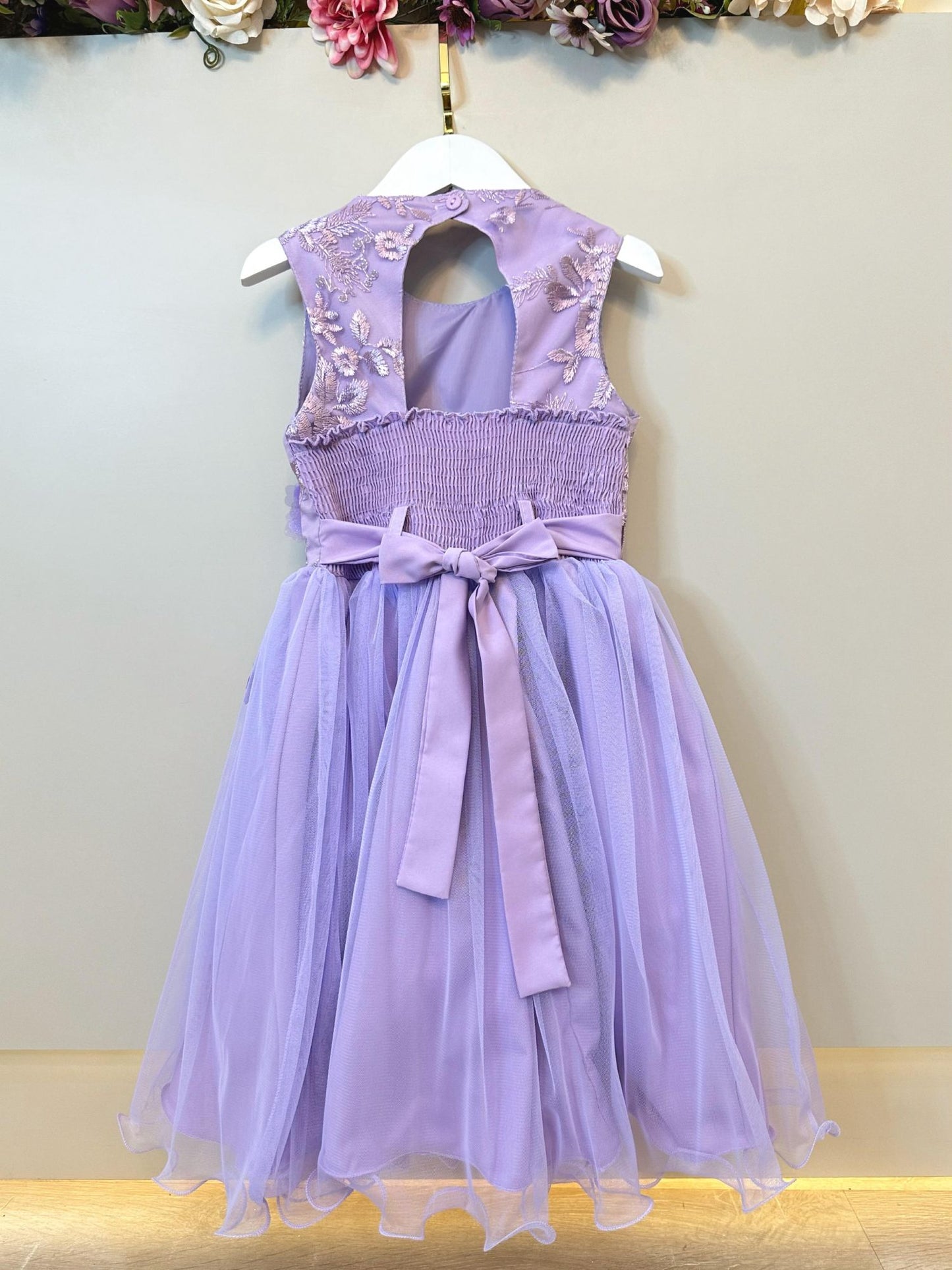 Vestido Infantil Lilás C/ Renda e Aplique de Flores Daminha