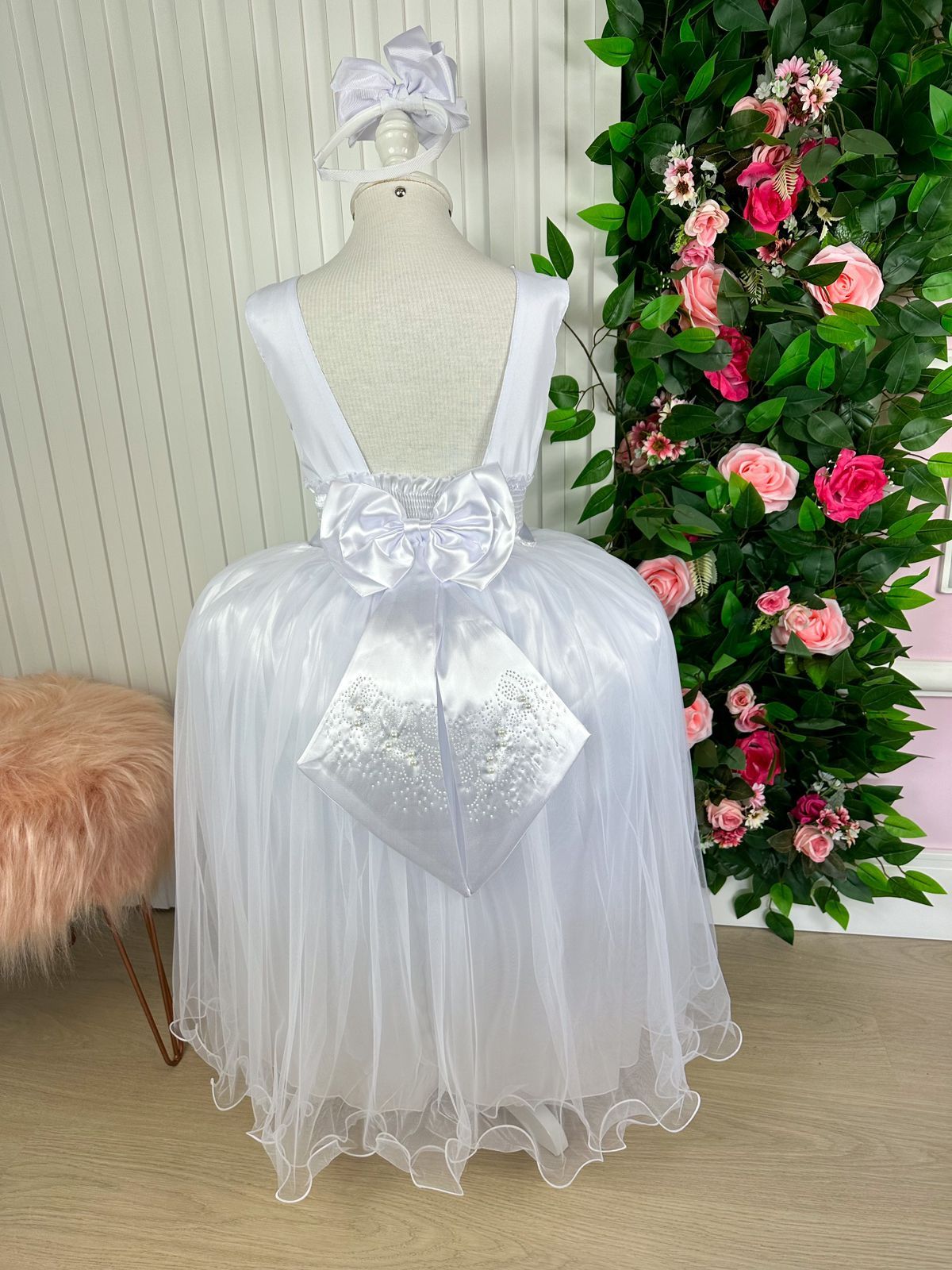 Vestido Infantil Branco em Tecido de Alta Qualidade com Saia Rodada para Daminhas