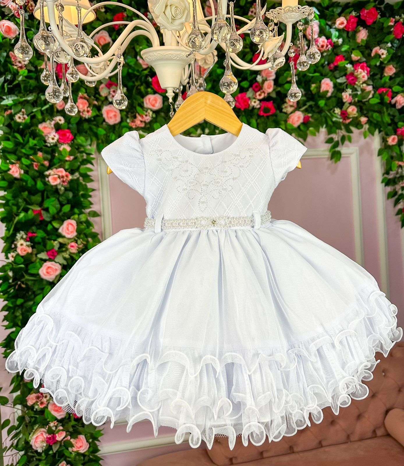 Vestido Infantil Branco em Tecido Misto com Pérolas Laço nas Costas para Festa de Aniversário