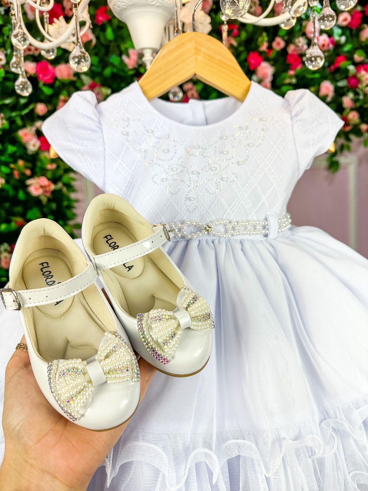 Vestido Infantil Branco em Tecido Misto com Pérolas Laço nas Costas para Festa de Aniversário