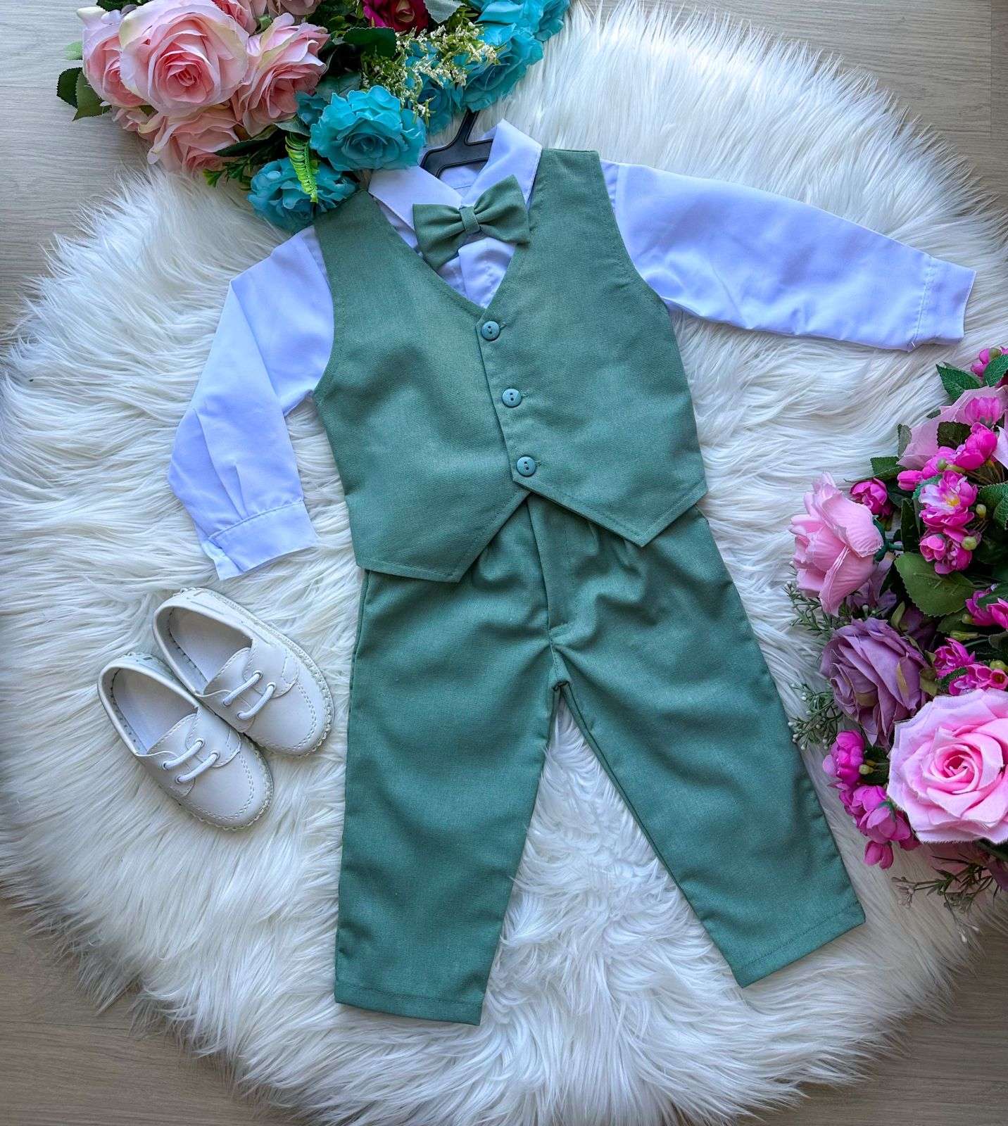 Conjunto Social Infantil Verde em Linho com Camisa Branca e Gravata Borboleta para Festa