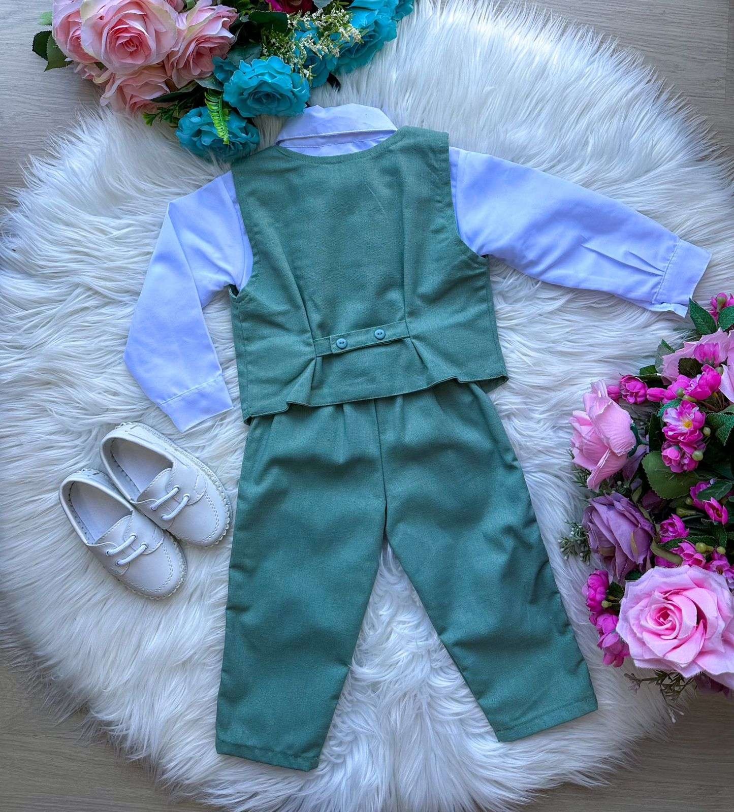 Conjunto Social Infantil Verde em Linho com Camisa Branca e Gravata Borboleta para Festa