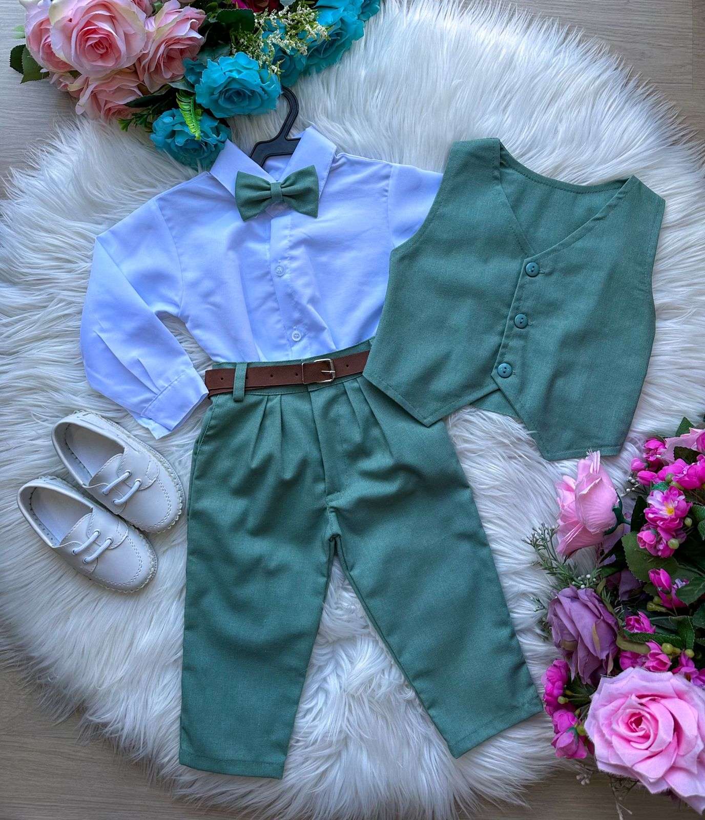 Conjunto Social Infantil Verde em Linho com Camisa Branca e Gravata Borboleta para Festa