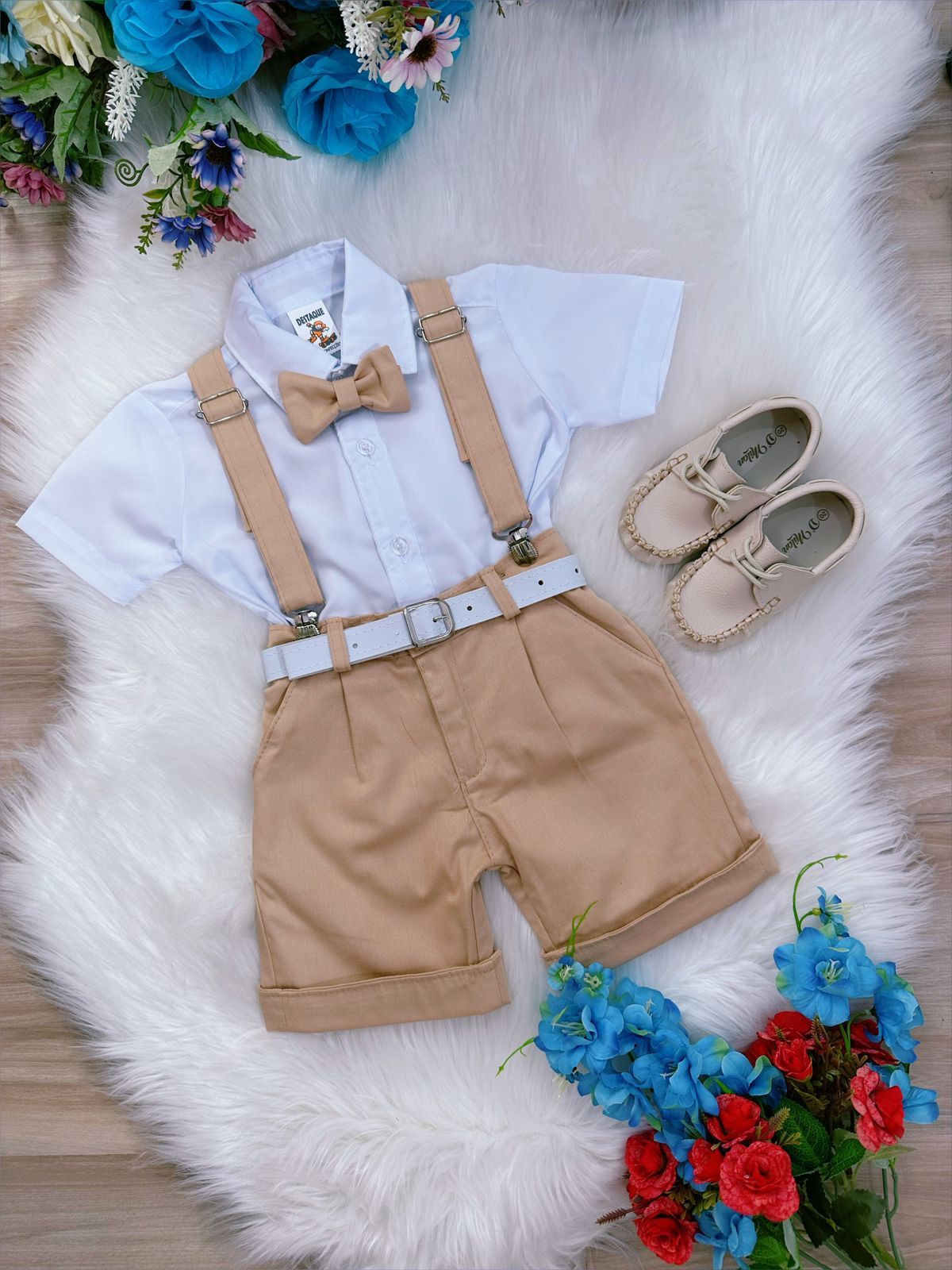 Conjunto Social Infantil Branco em Algodão com Short e Suspensório Caqui e Gravata Borboleta para Festa