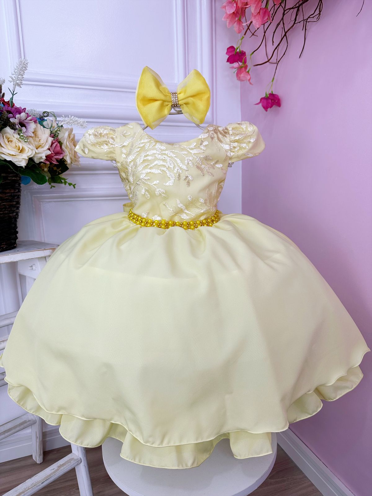Vestido Infantil Amarelo em Renda com Cinto de Pérolas e Laço para Daminhas