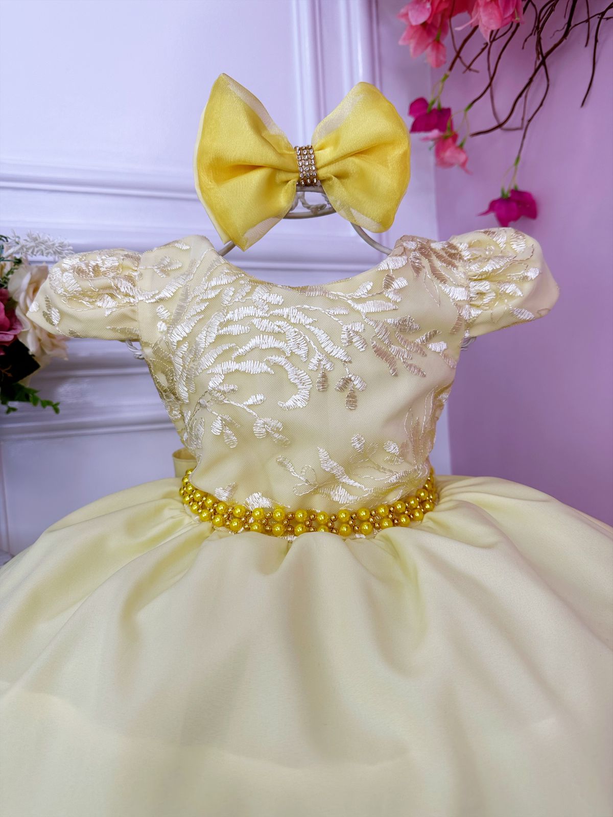 Vestido Infantil Amarelo em Renda com Cinto de Pérolas e Laço para Daminhas