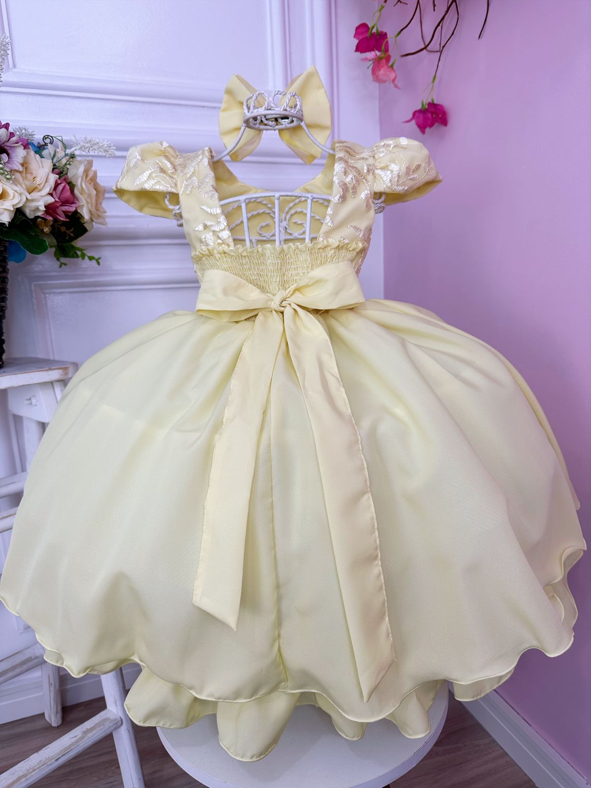 Vestido Infantil Amarelo em Renda com Cinto de Pérolas e Laço para Daminhas