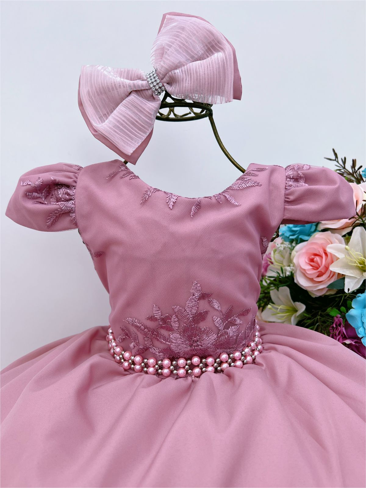 Vestido Infantil Rosa em Renda com Laço e Cinto de Pérolas para Daminhas