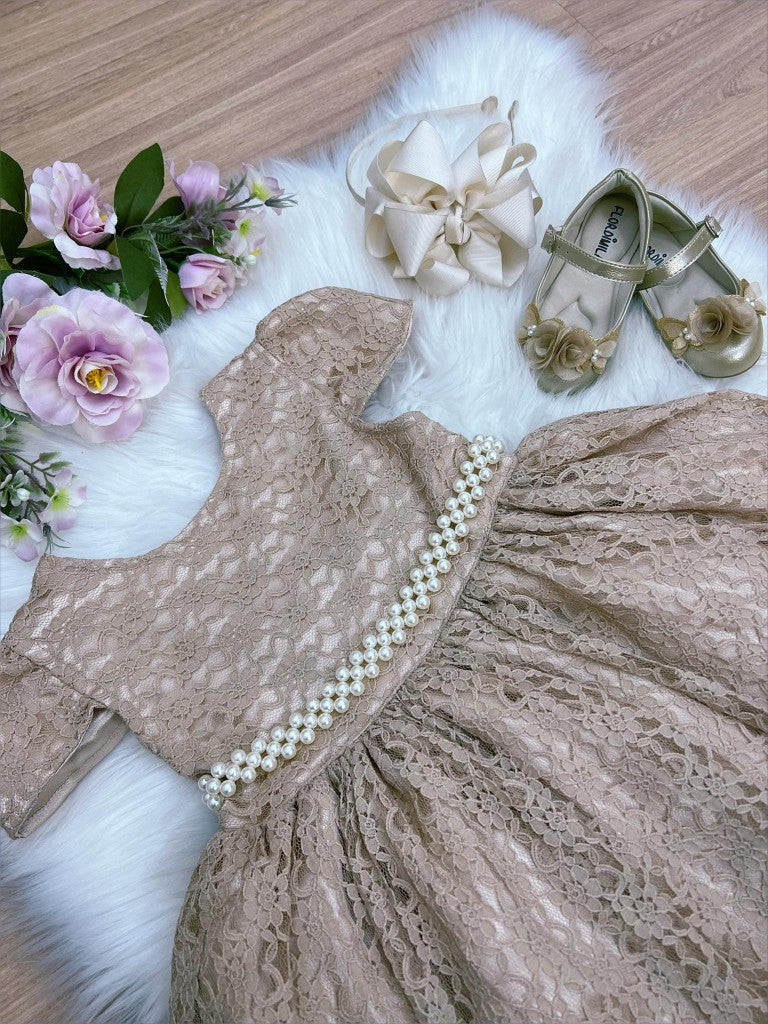 Vestido Infantil Dourado em Renda com Pérolas e Brilho Luxuoso