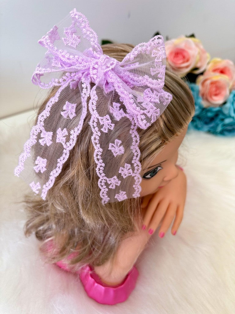 Laço Infantil Lilás em Renda com Detalhes Florais para Festa de Aniversário