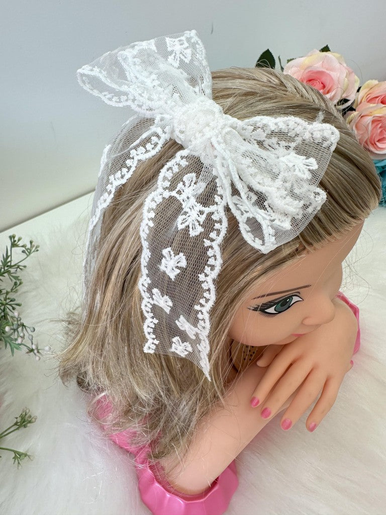 Laço Infantil Branco em Renda com Bico de Pato e Detalhes Elegantes para Daminhas