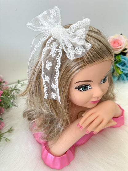 Laço Infantil Branco em Renda com Bico de Pato e Detalhes Elegantes para Daminhas