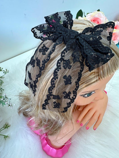 Laço Elegante em Renda Preta com Brilho Delicado para Festa de Aniversário