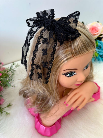 Laço Elegante em Renda Preta com Brilho Delicado para Festa de Aniversário