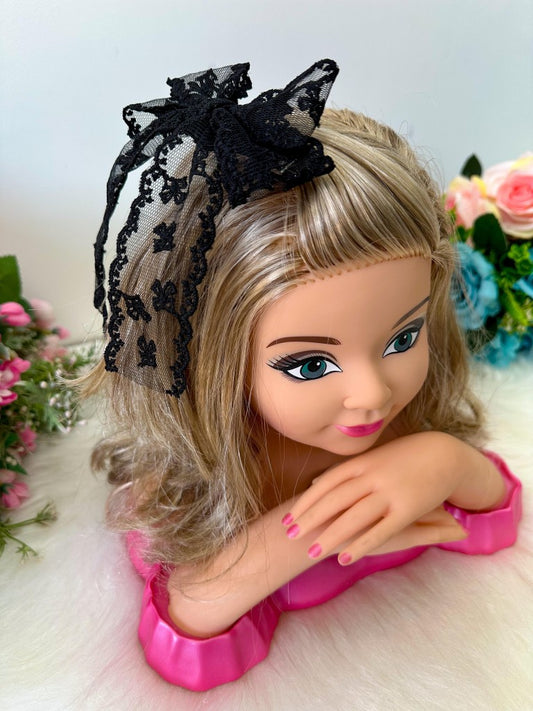 Laço Elegante em Renda Preta com Brilho Delicado para Festa de Aniversário