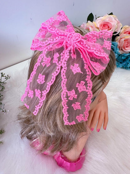 Laço Infantil Rosa Chiclete em Renda com Detalhes Elegantes para Festa de Anive
