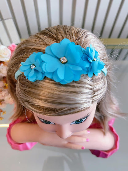 Faixinha de Cabelo Bebê Rosa em Cetim com Laço em Strass e Florzinha para Esti