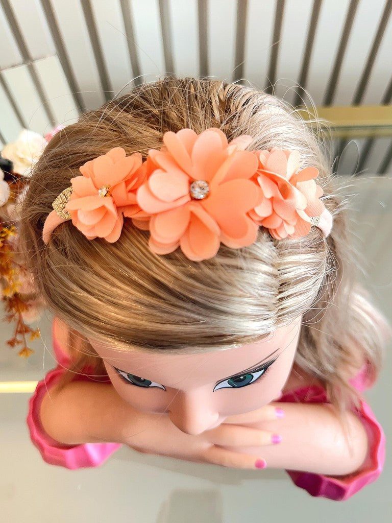 Faixinha de Cabelo Bebê Rosa em Cetim com Laço em Strass e Florzinha para Esti