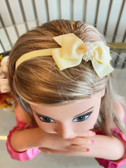 Faixinha de Cabelo Bebê Rosa em Seda com Pérolas e Laço Delicado para Estilo