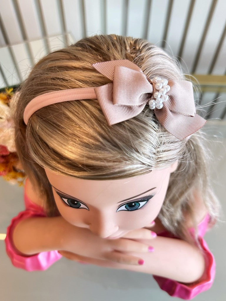 Faixinha de Cabelo Bebê Rosa em Seda com Pérolas e Laço Delicado para Estilo