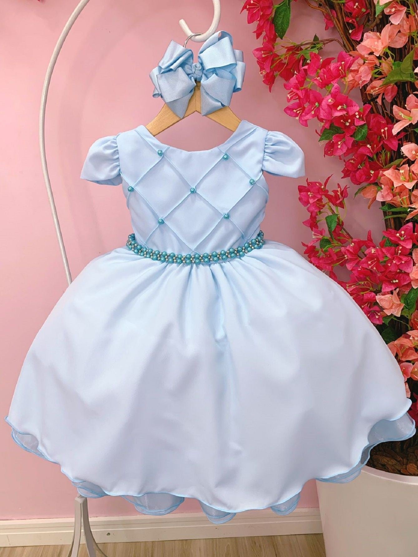 Vestido Infantil Azul Bebê em Cetim com Peito Nervuras e Cinto de Pérolas para Festa de Aniversário