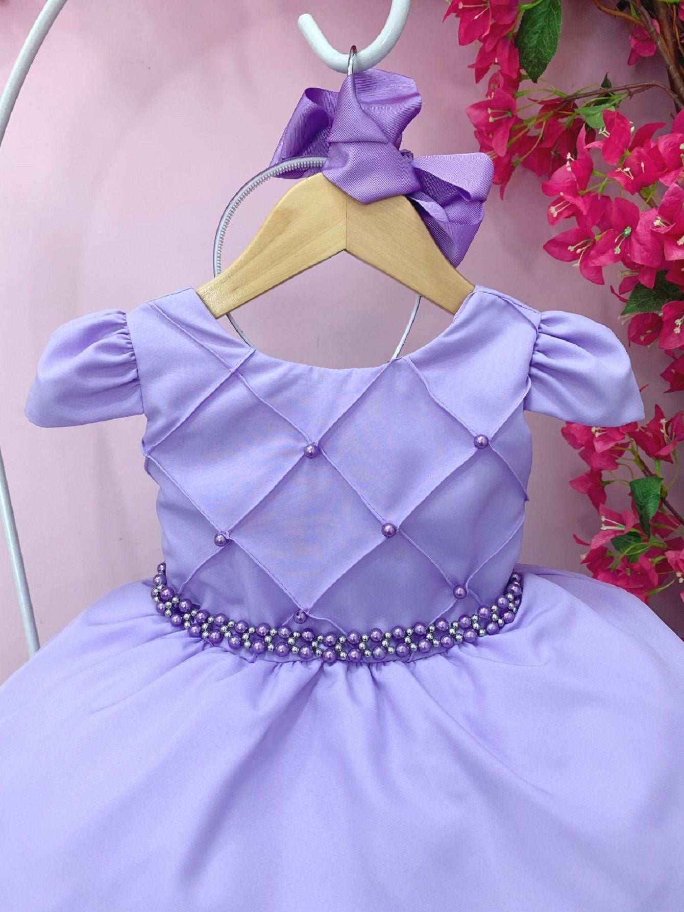 Vestido Infantil Lilás em Cetim com Cinto de Pérolas Saia Rodada para Casamento Luxo