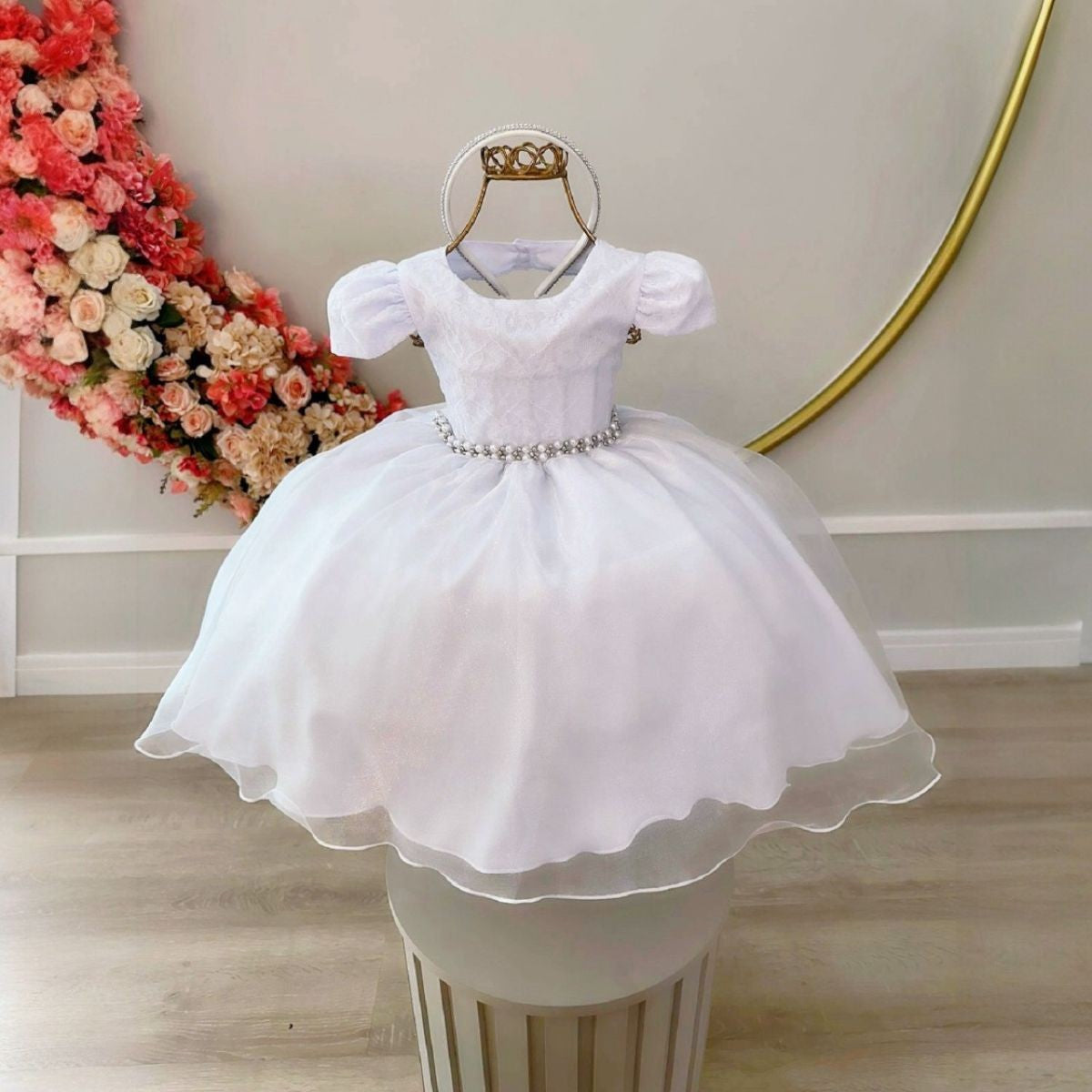 Vestido Infantil Branco em Renda com Cinto de Pérolas e Tiara Luxo para Daminhas
