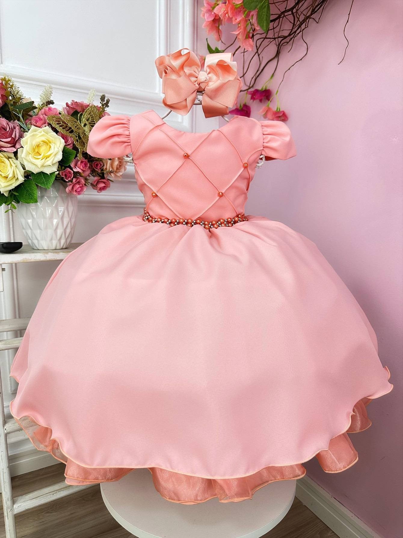 Vestido Infantil Goiaba em Cetim com Cinto de Pérolas e Saia Rodada para Casamento Luxo