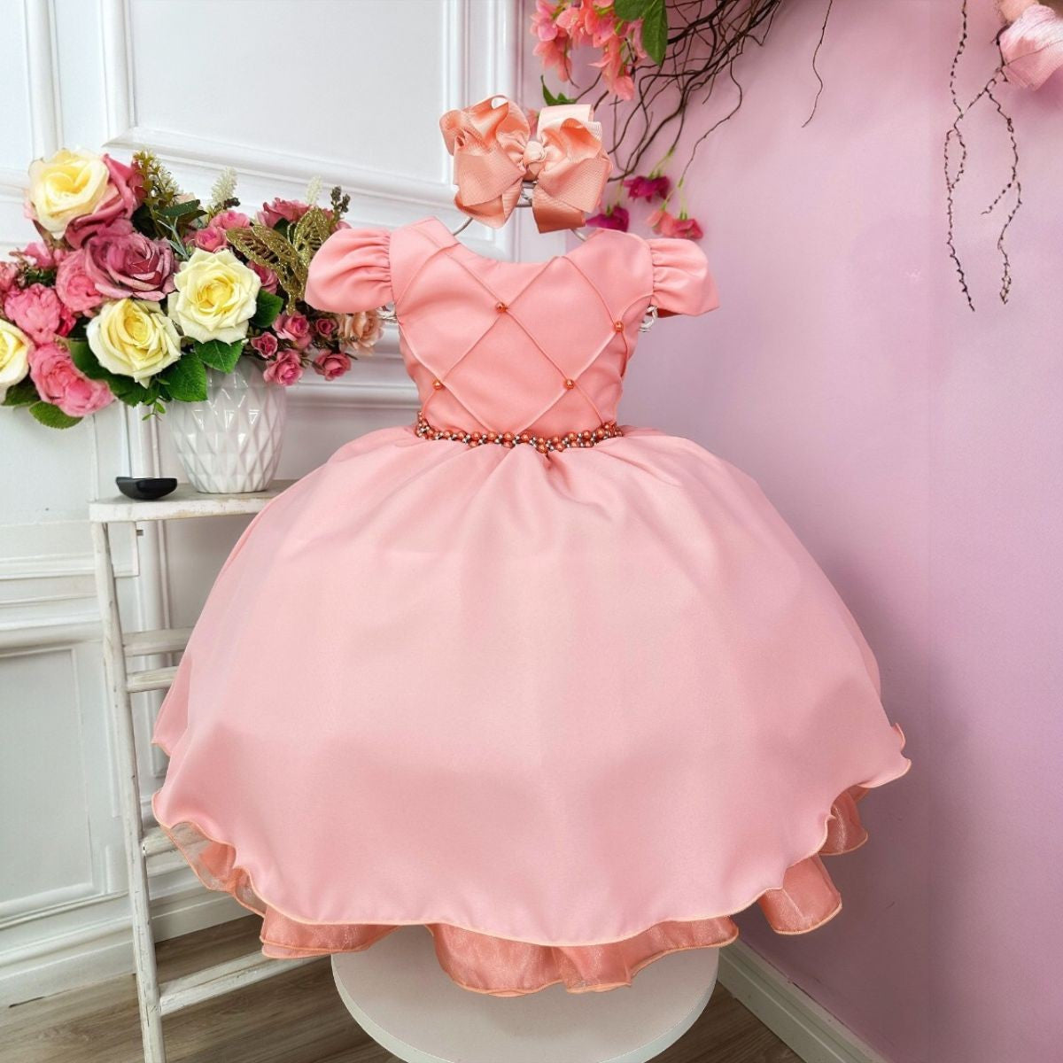 Vestido Infantil Goiaba em Cetim com Cinto de Pérolas e Saia Rodada para Casamento Luxo