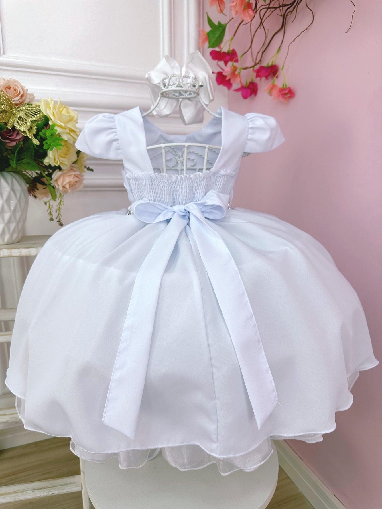 Vestido Infantil Branco em Cetim com Cinto de Pérolas e Saia Rodada para Damas de Honra