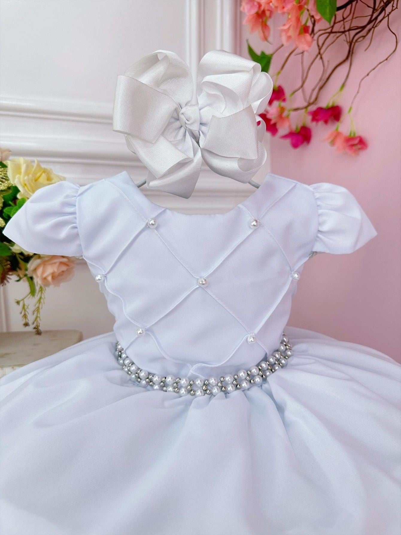 Vestido Infantil Branco em Cetim com Cinto de Pérolas e Saia Rodada para Damas de Honra