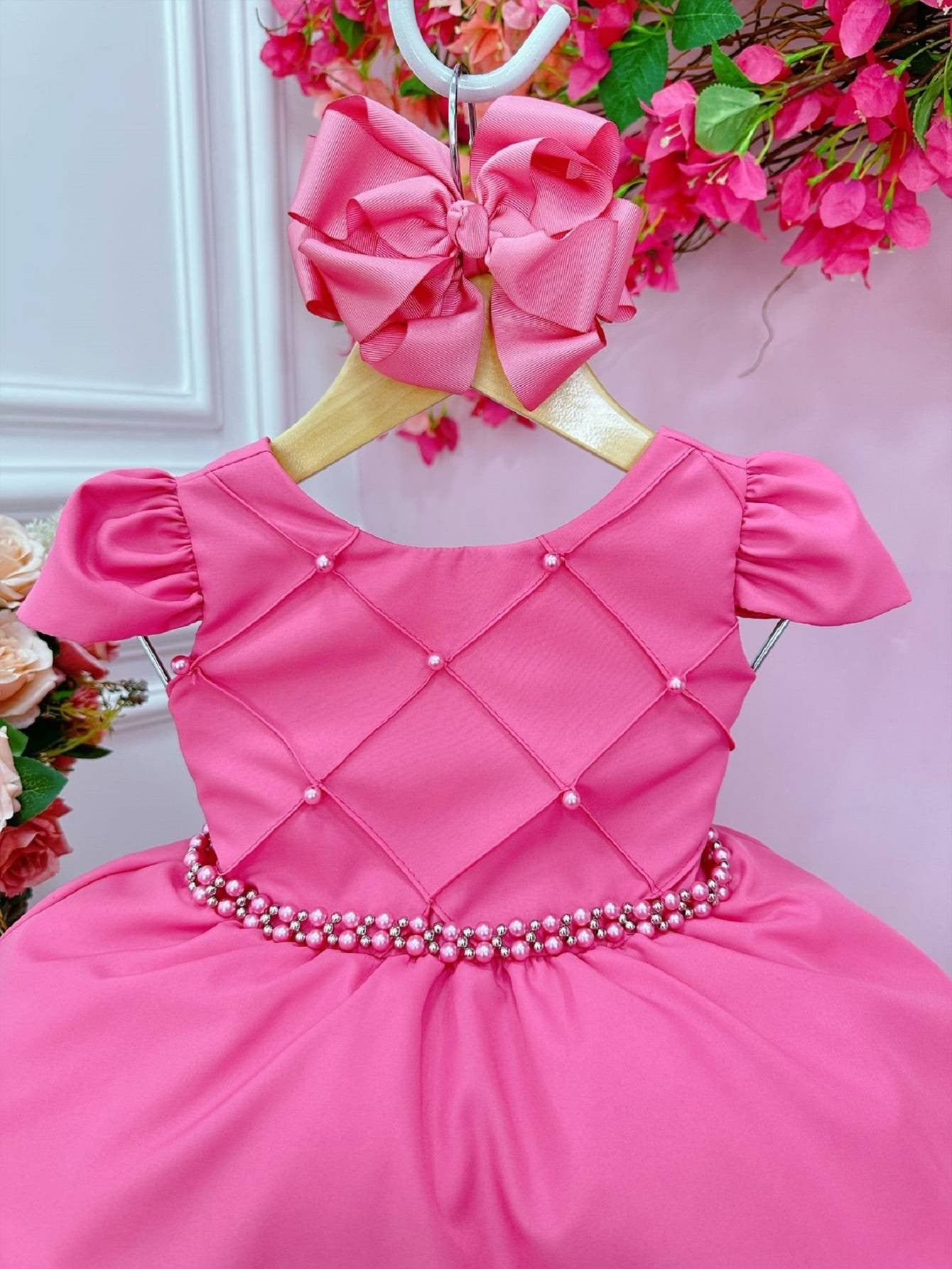 Vestido Infantil Rosa Chiclete em Cetim com Cinto de Pérolas para Damas de Casamento