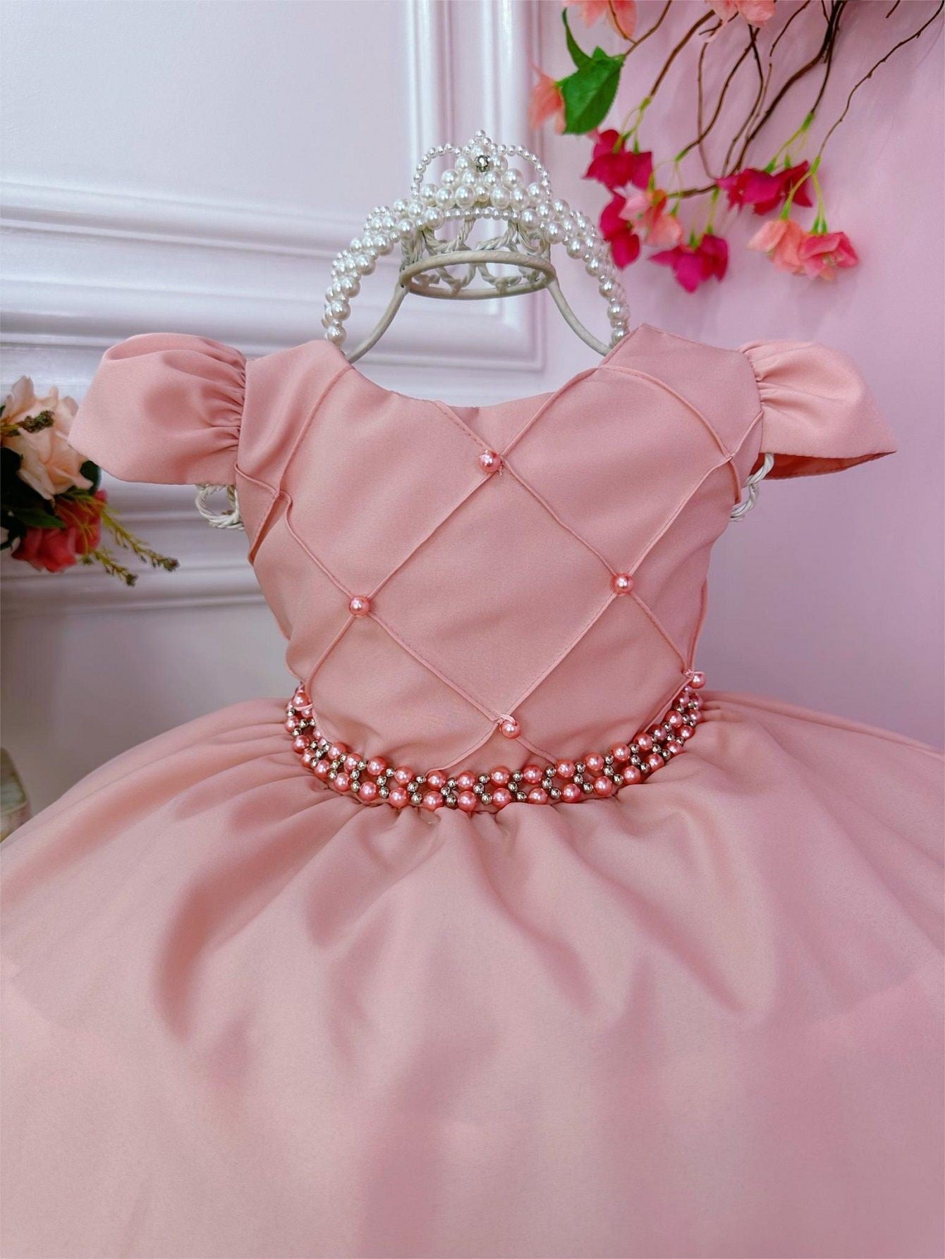 Vestido Infantil Rosa Chá em Cetim com Busto Nervura e Cinto de Pérolas para Festa de Aniversário