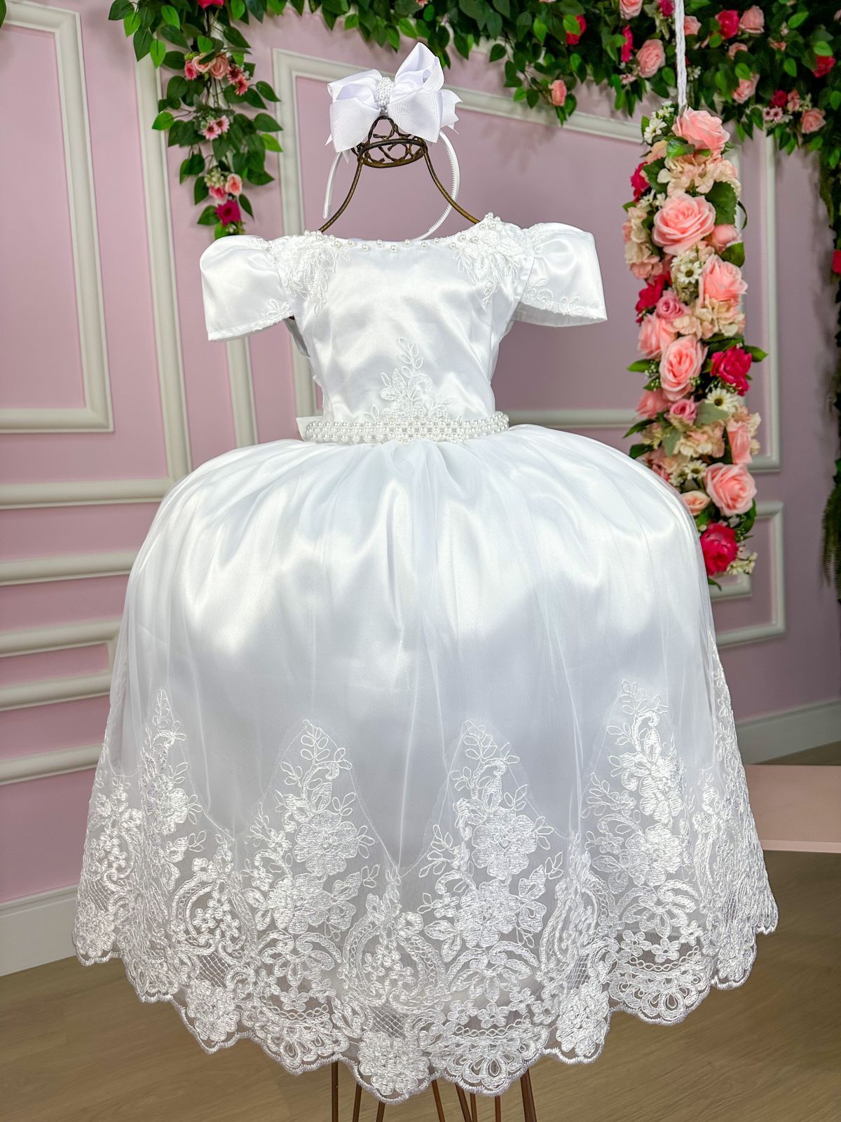 Vestido Infantil Branco em Renda com Saia Rodada para Daminhas