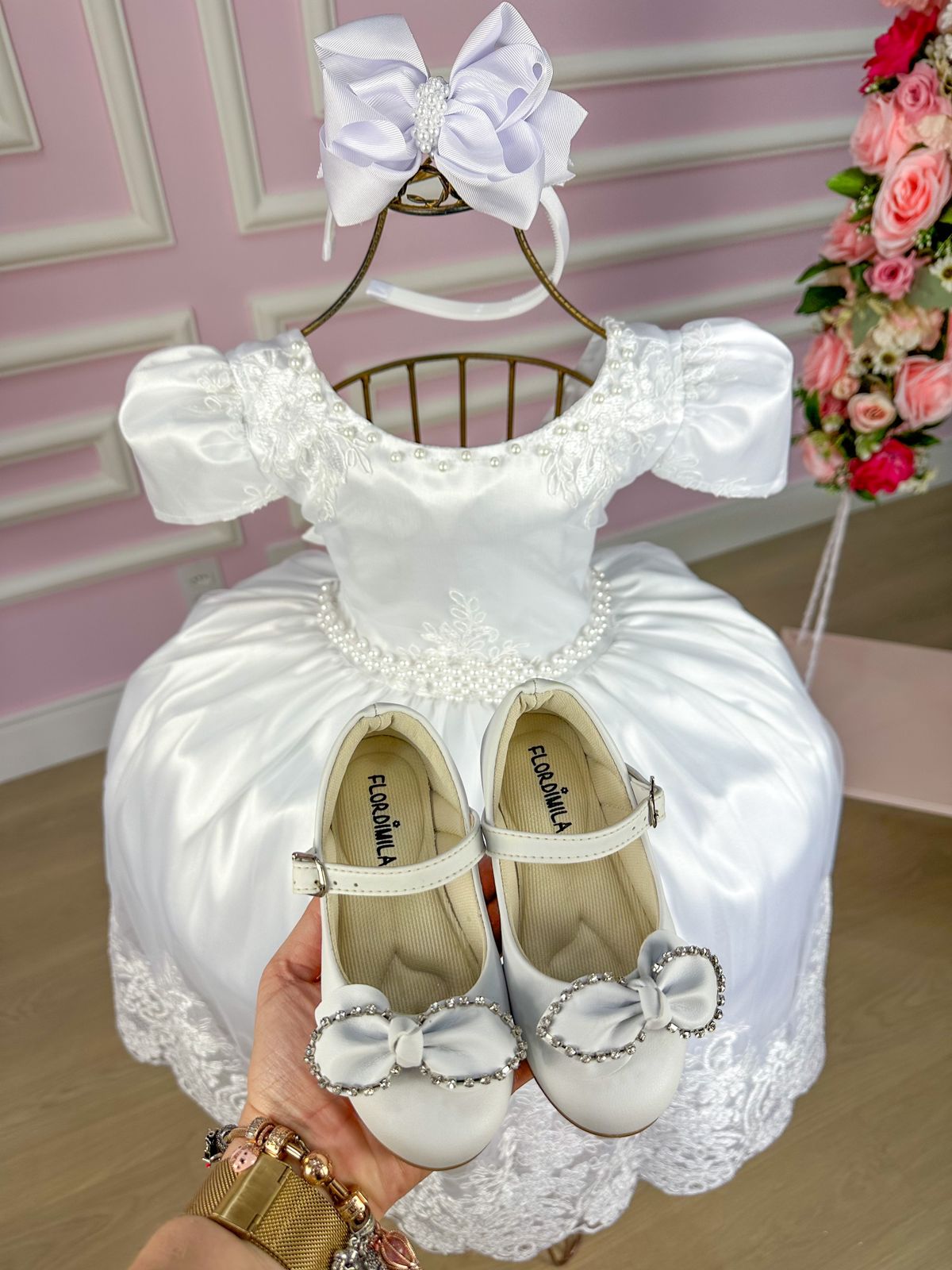 Vestido Infantil Branco em Renda com Saia Rodada para Daminhas