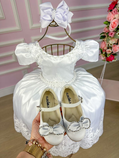 Vestido Infantil Branco em Renda com Saia Rodada para Daminhas