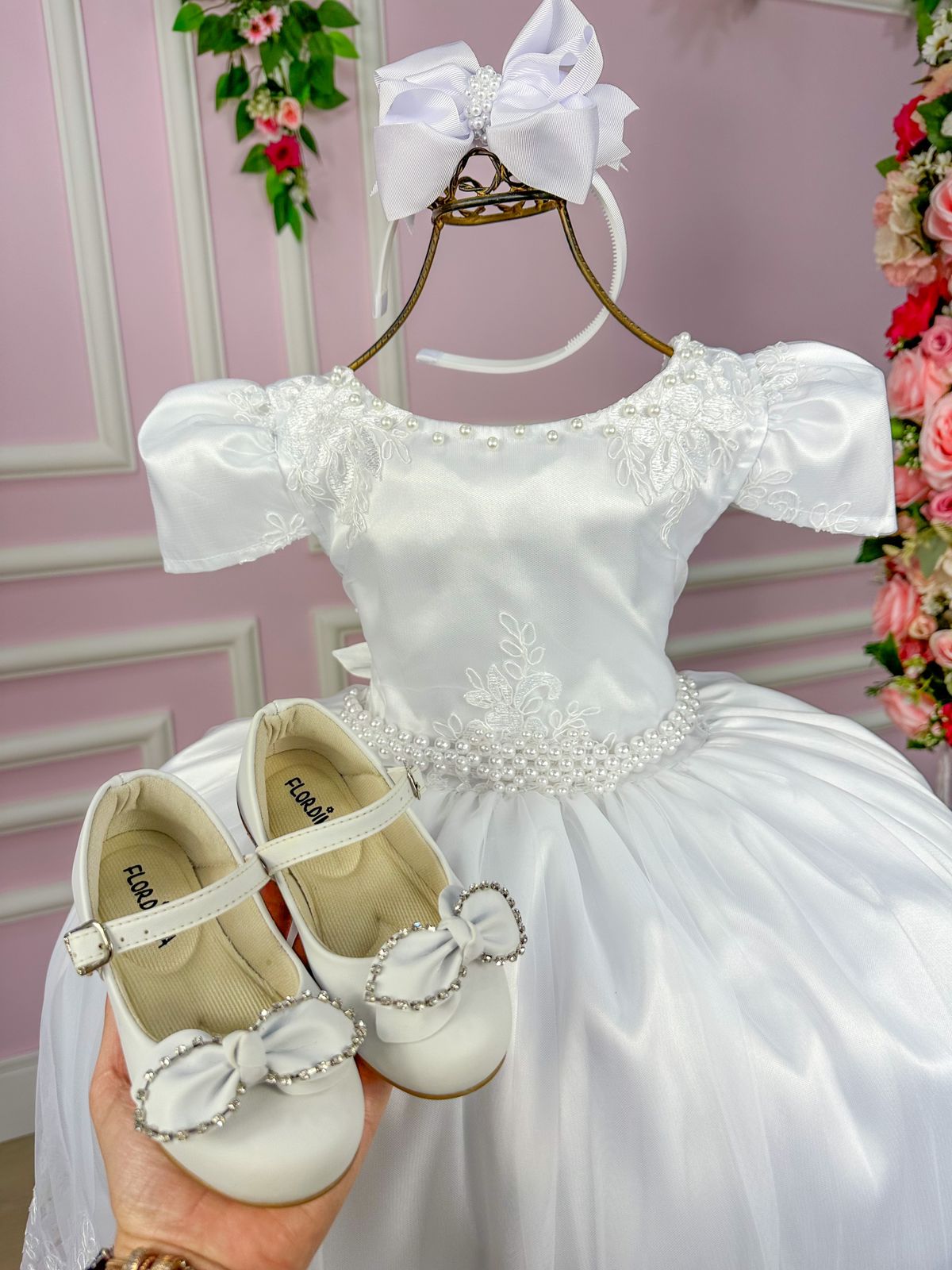 Vestido Infantil Branco em Renda com Saia Rodada para Daminhas