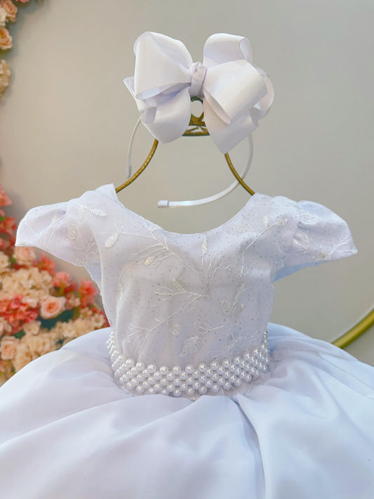 Vestido Infantil Branco em Renda com Cinto de Pérolas e Saia Rodada para Daminhas