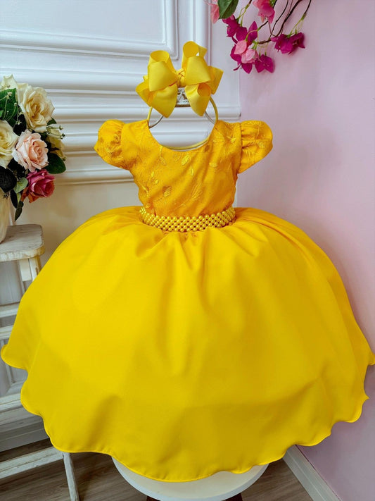 Vestido Infantil Amarelo em Cetim com Renda Delicada e Cinto de Pérolas para Festa de Aniversário