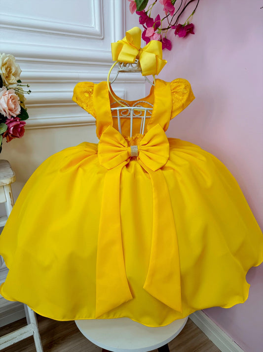 Vestido Infantil Amarelo em Cetim com Renda Delicada e Cinto de Pérolas para Festa de Aniversário