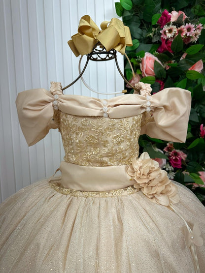 Vestido Infantil Dourado em Tecido Misto com Saia Longa para Momentos Especiais