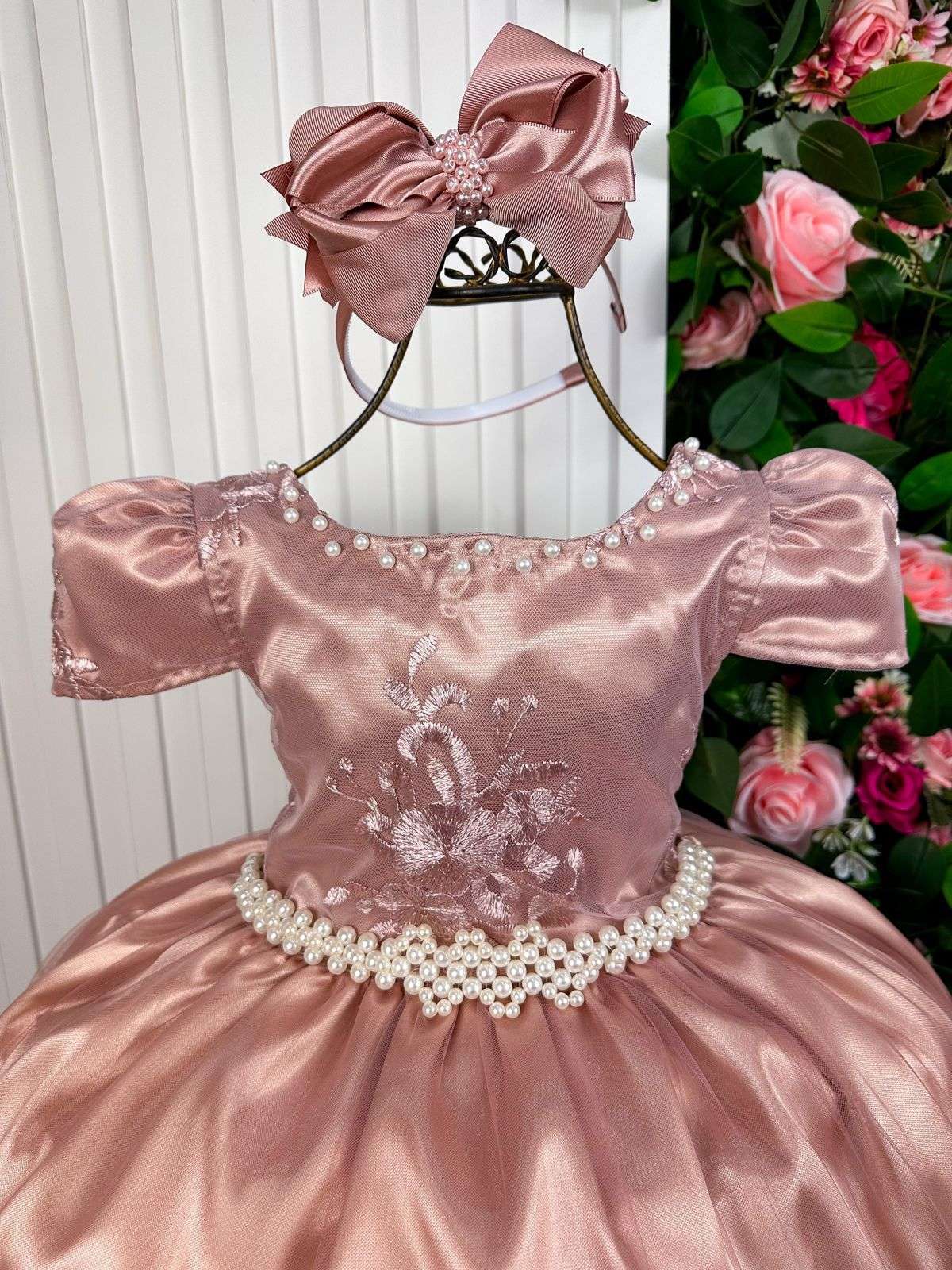 Vestido Infantil Rosa Bebê em Cetim com Saia Rodada e Laço nas Costas